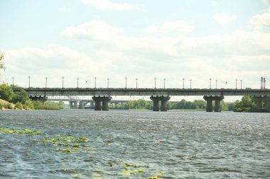 Bir nehrin üzerindeki köprü