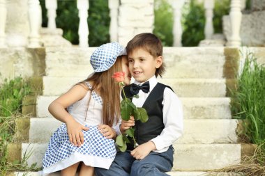 Merdivenlerde küçük romantik çocuklar
