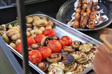 Metal kasetlerine ızgara sebze