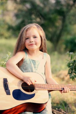 güzel kız gitar çalmak