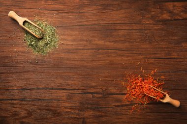 kaşık toz içinde çeşitli baharatlar