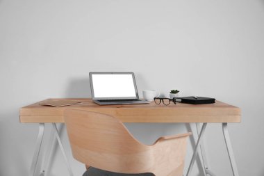 Çalışma alanı ile masa üstünde laptop 