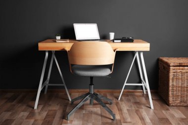 Çalışma alanı ile masa üstünde laptop 