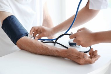 Hemşire basınç ölçme ile yardım 