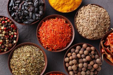 kase içinde farklı baharatlar 