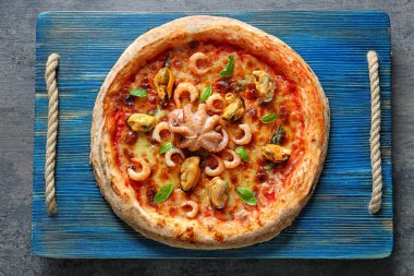 lezzetli deniz ürünleri pizza