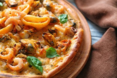 Deniz ürünleri ile lezzetli pizza