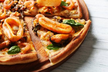 Dilimlenmiş pizzayla lezzetli deniz ürünleri