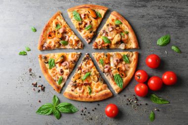 Dilimlenmiş pizzayla lezzetli deniz ürünleri