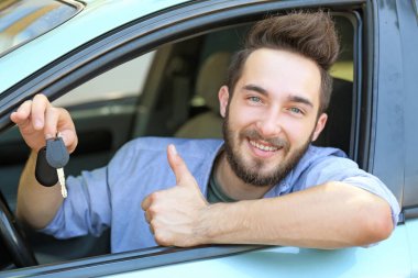 arabada oturan genç adam