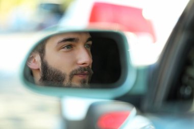 Arabada genç adam yansıması