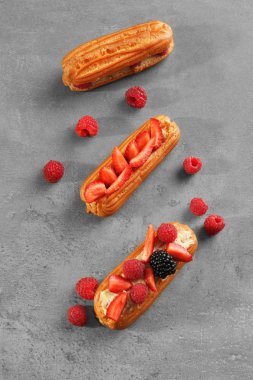 Çilek ile lezzetli eklerleri