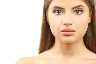 Güzel genç bir kadının portresi.