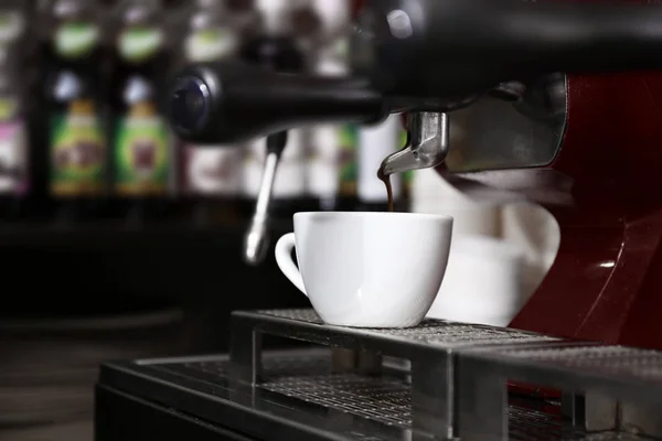 Koffiezetapparaat met kop — Stockfoto