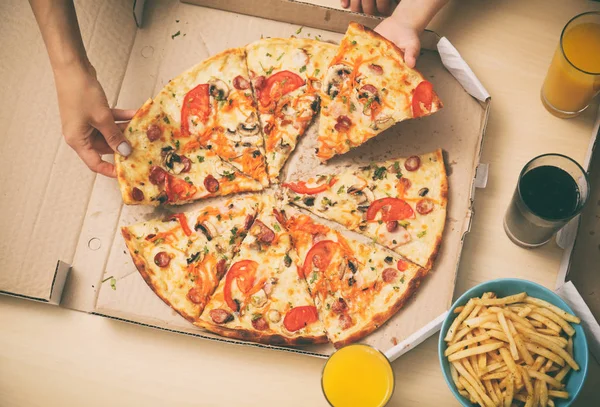 Família comer pizza grande na mesa — Fotografia de Stock