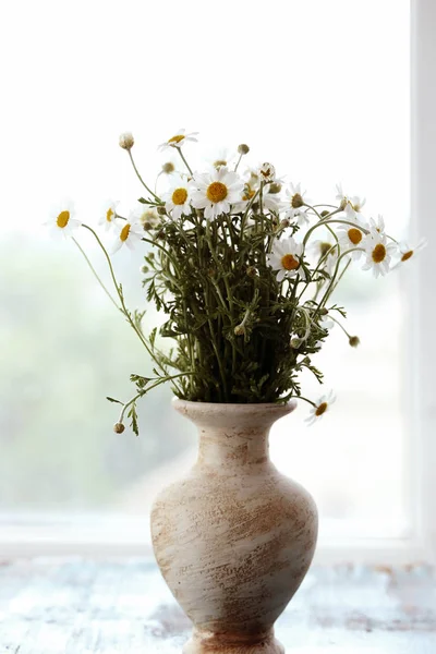 Chamomile bouquet in vase — Stock Photo, Image