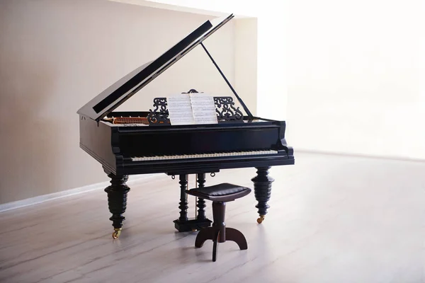 Fortepian w pustym pokoju — Zdjęcie stockowe