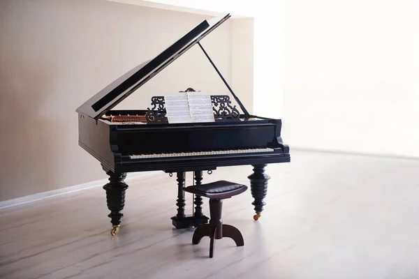 Piano i tomma rum — Stockfoto