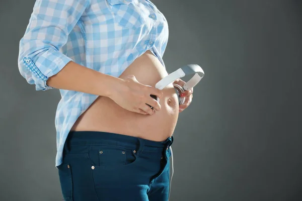 Mujer embarazada joven — Foto de Stock