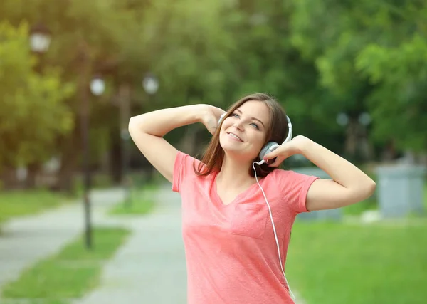 Kobieta w ciąży, słuchanie muzyki — Zdjęcie stockowe