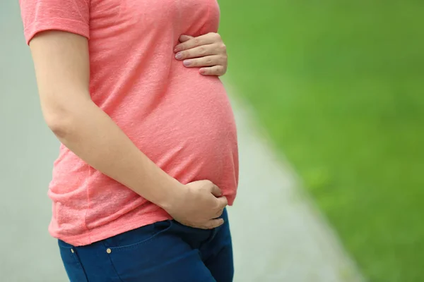 Embarazada mujer sosteniendo barriga — Foto de Stock