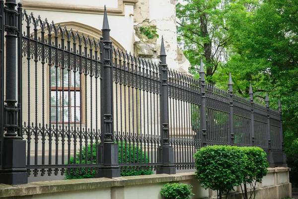 Valla y edificio de metal — Foto de Stock