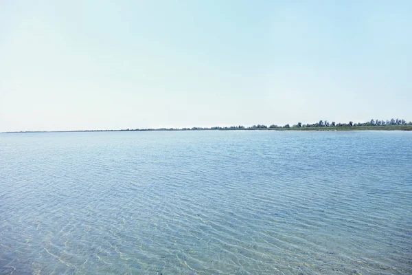 Морской залив в солнечный день — стоковое фото