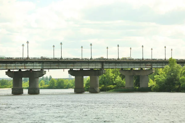 Bro över en flod — Stockfoto