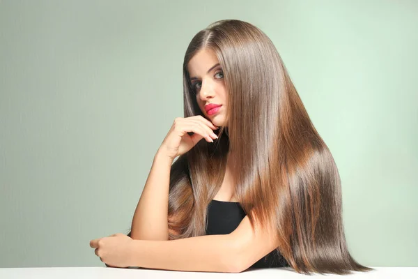 Mulher jovem com cabelo saudável — Fotografia de Stock