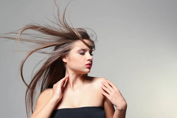 Mulher jovem com cabelo saudável — Fotografia de Stock