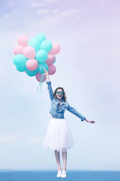 Giovane donna con palloncini colorati — Foto Stock