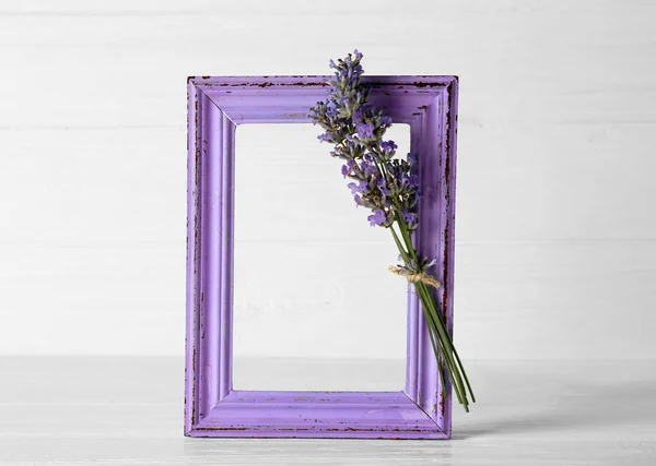 Alter Lila Rahmen Mit Lavendel Auf Hellem Hintergrund — Stockfoto