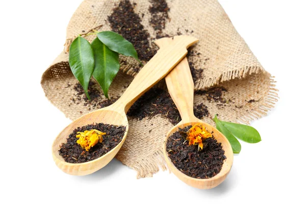 Té negro en cucharas de madera — Foto de Stock