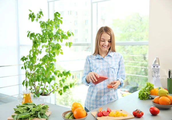 Mujer haciendo jugo fresco — Foto de Stock