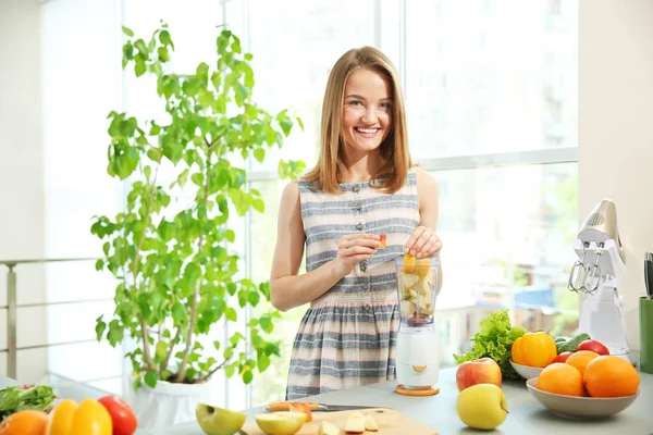 Mujer haciendo jugo fresco — Foto de Stock