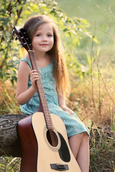 吉他的漂亮女孩 — 图库照片