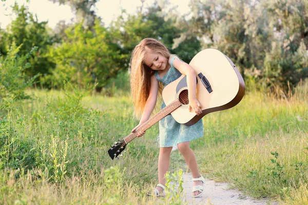 Hermosa chica tocando guitarra — Foto de Stock