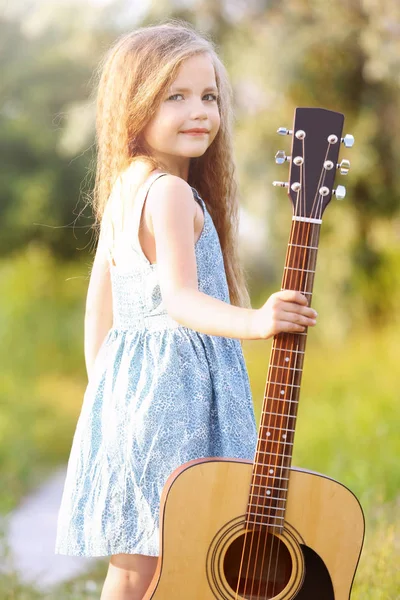 Mooi meisje met gitaar — Stockfoto