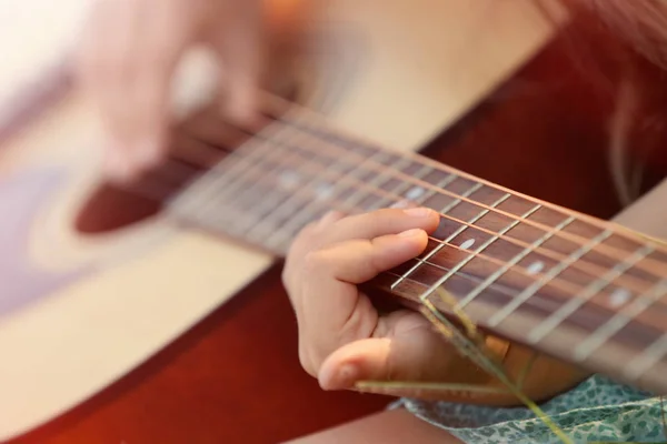 Mädchen Spielt Gitarre Nahaufnahme — Stockfoto