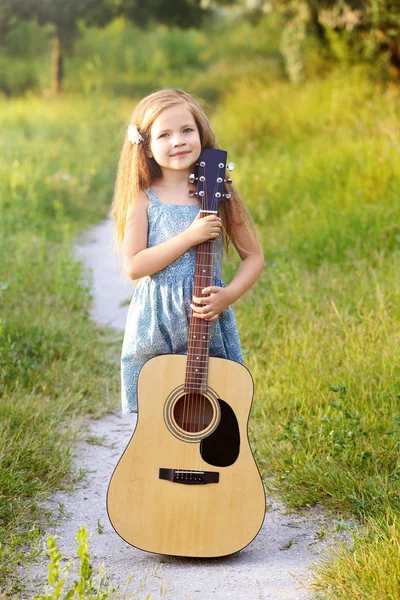 Belle fille avec guitare — Photo