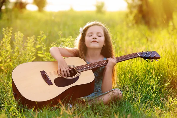 Hermosa chica tocando guitarra — Foto de Stock
