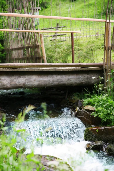 Rio de montanha dos Cárpatos — Fotografia de Stock