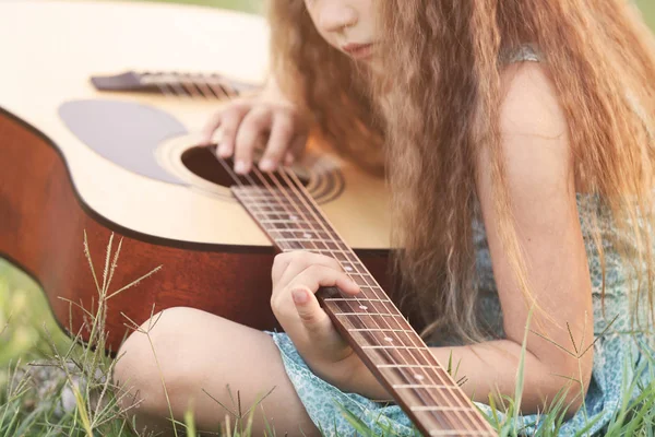 Chica jugando guitarra — Foto de Stock