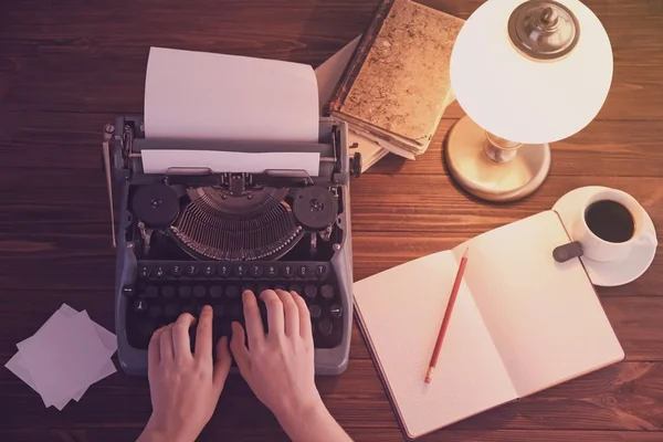 Женщина печатает на пишущей машинке — стоковое фото