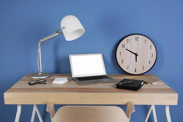 Arbeitsplatz mit Laptop auf dem Tisch — Stockfoto