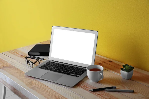 Werkplek met laptop op tafel — Stockfoto