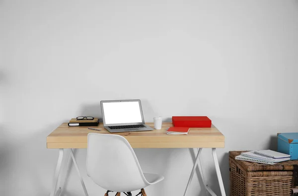 Local de trabalho com laptop na mesa — Fotografia de Stock