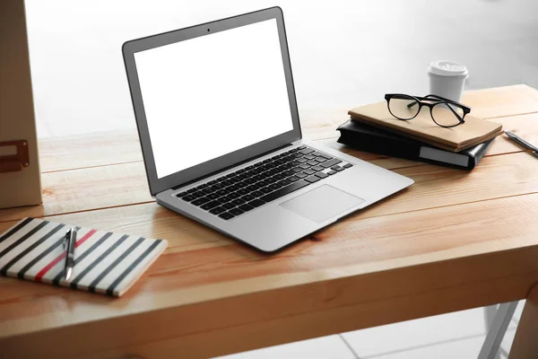 Local de trabalho com laptop na mesa — Fotografia de Stock