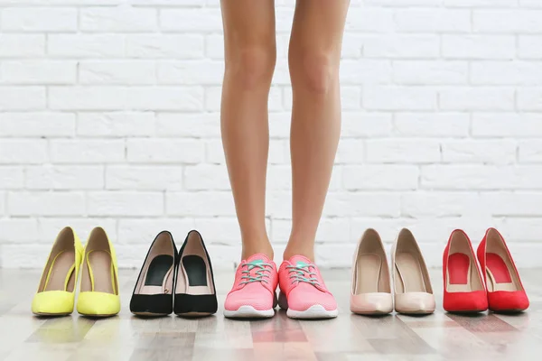 Femme choisissant des chaussures — Photo