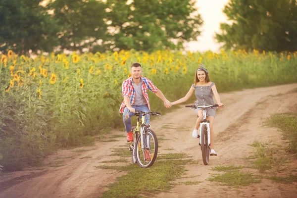 自転車に若いカップル — ストック写真